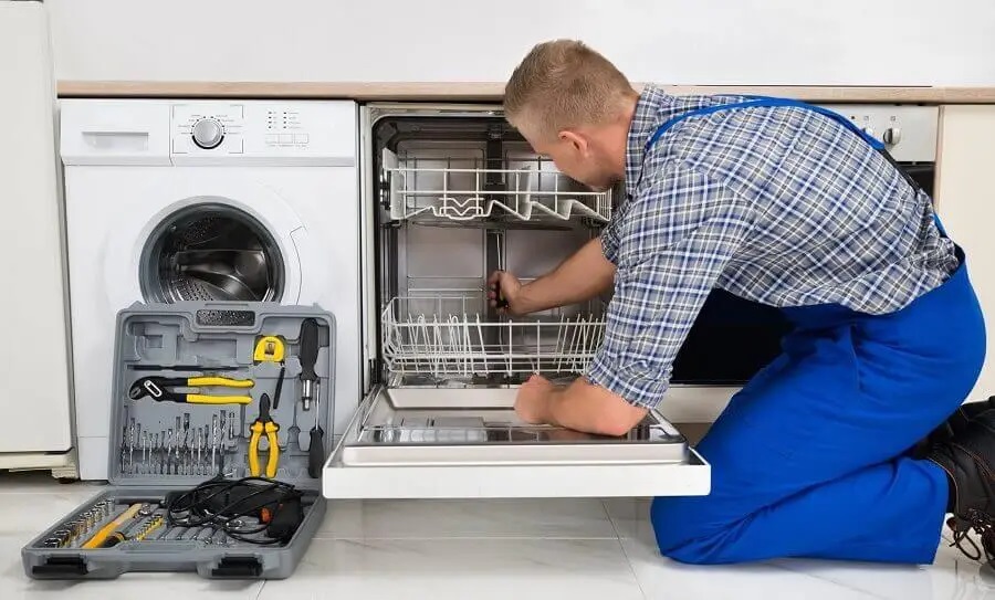 Karamürsel Smeg servisi teknisyen ekibi beyaz eşya tamiri yaparken